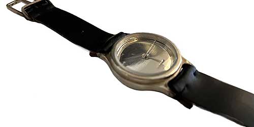 時を刻む彫刻「シルバー925の腕時計」