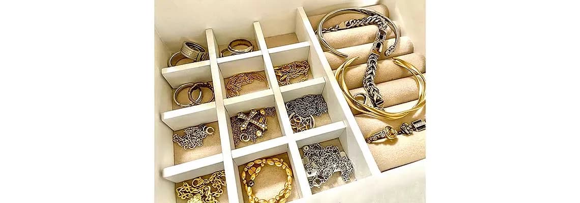 アクセサリーにはどんな素材が使われているの?特徴・ケア方法について