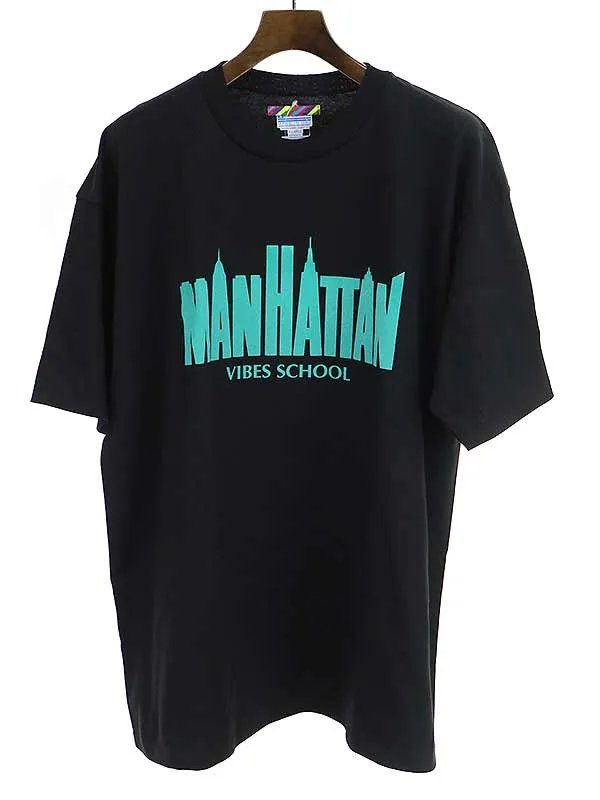 is-ness イズネス SO JOHN MANHATTAN VIBES SCHOOL TEE フロッキープリントTシャツ