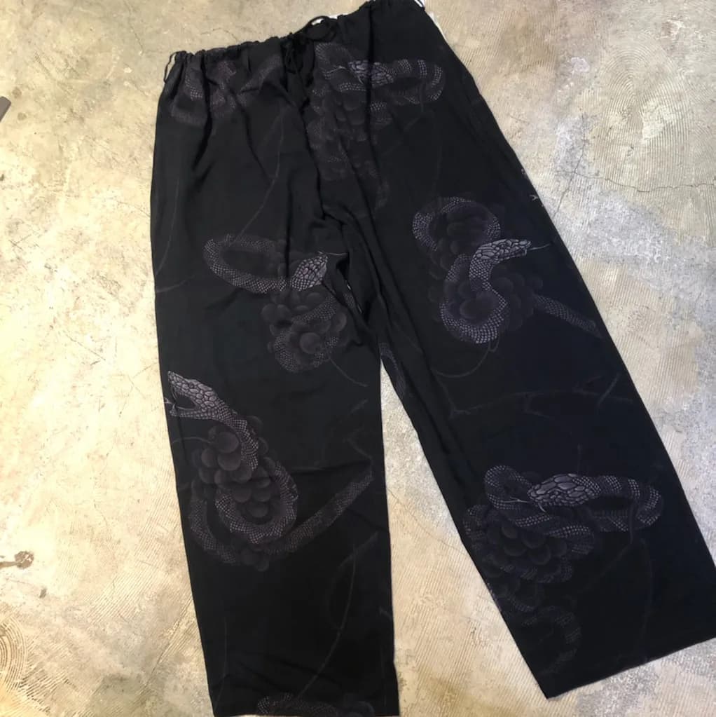 Yohji Yamamoto BLACK Scandal Yohji Yamamoto 19AW 蛇葡萄プリントレーヨンイージーパンツ