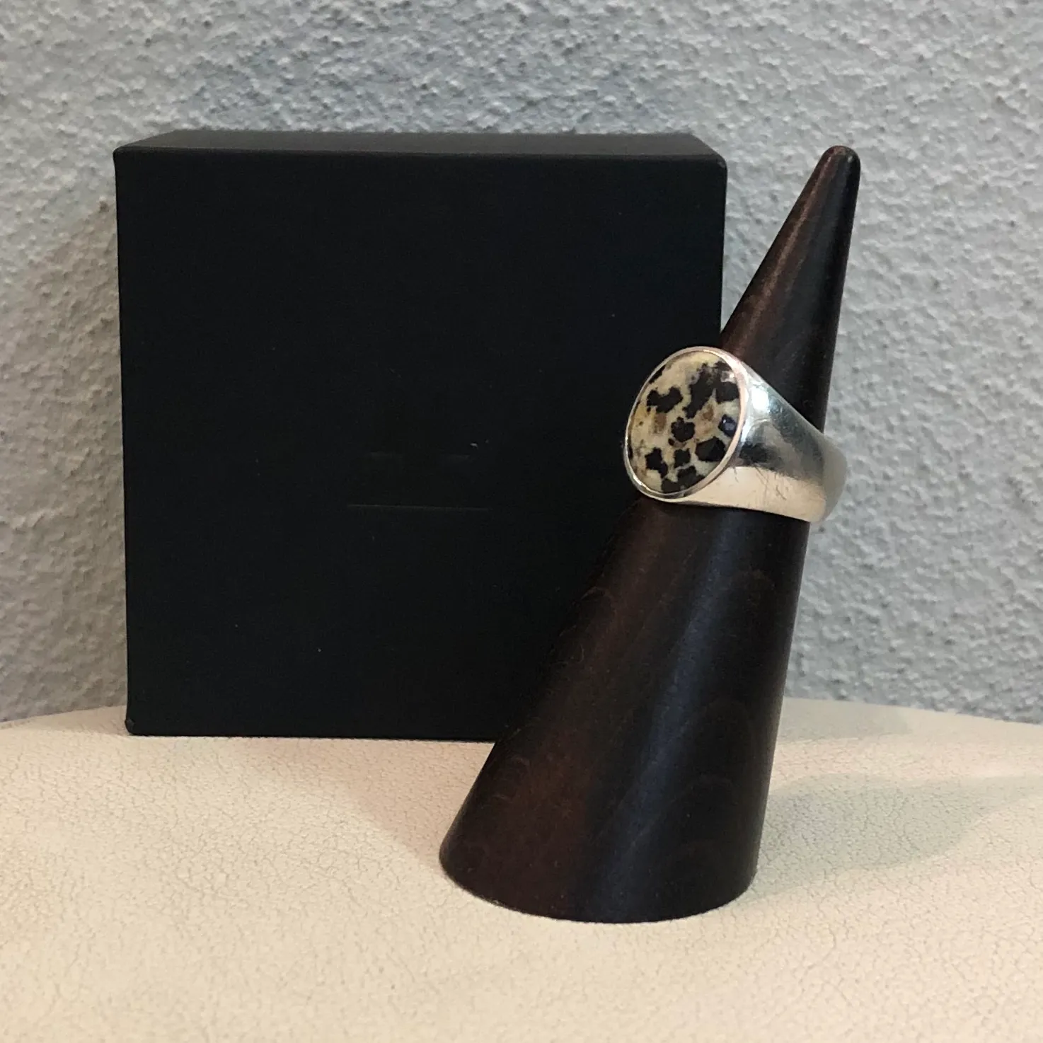 TOM WOOD TOM WOOD Oval Leopard Ring