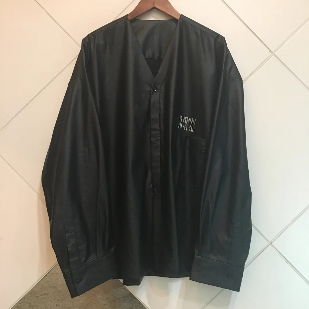 ESSAY ESSAY 16SS SH-1 フェイクレザーノーカラープルオーバーシャツ