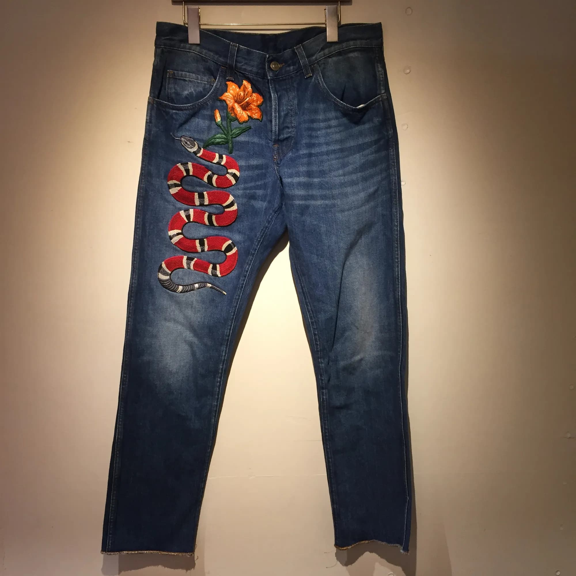 GUCCI GUCCI 16AW スネークエンブロイダリーアップリケデザインテーパードデニムパンツ