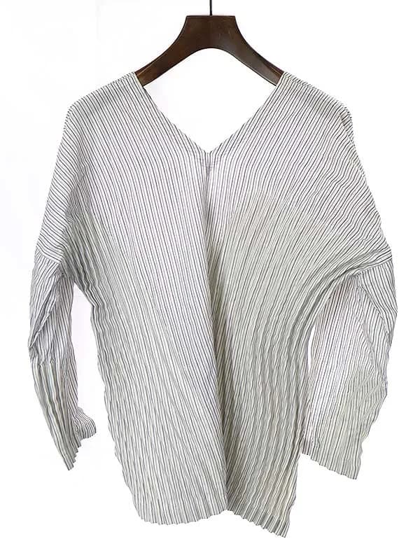 ISSEY MIYAKE イッセイミヤケ ストライププリーツ Vネックプルオーバートップス