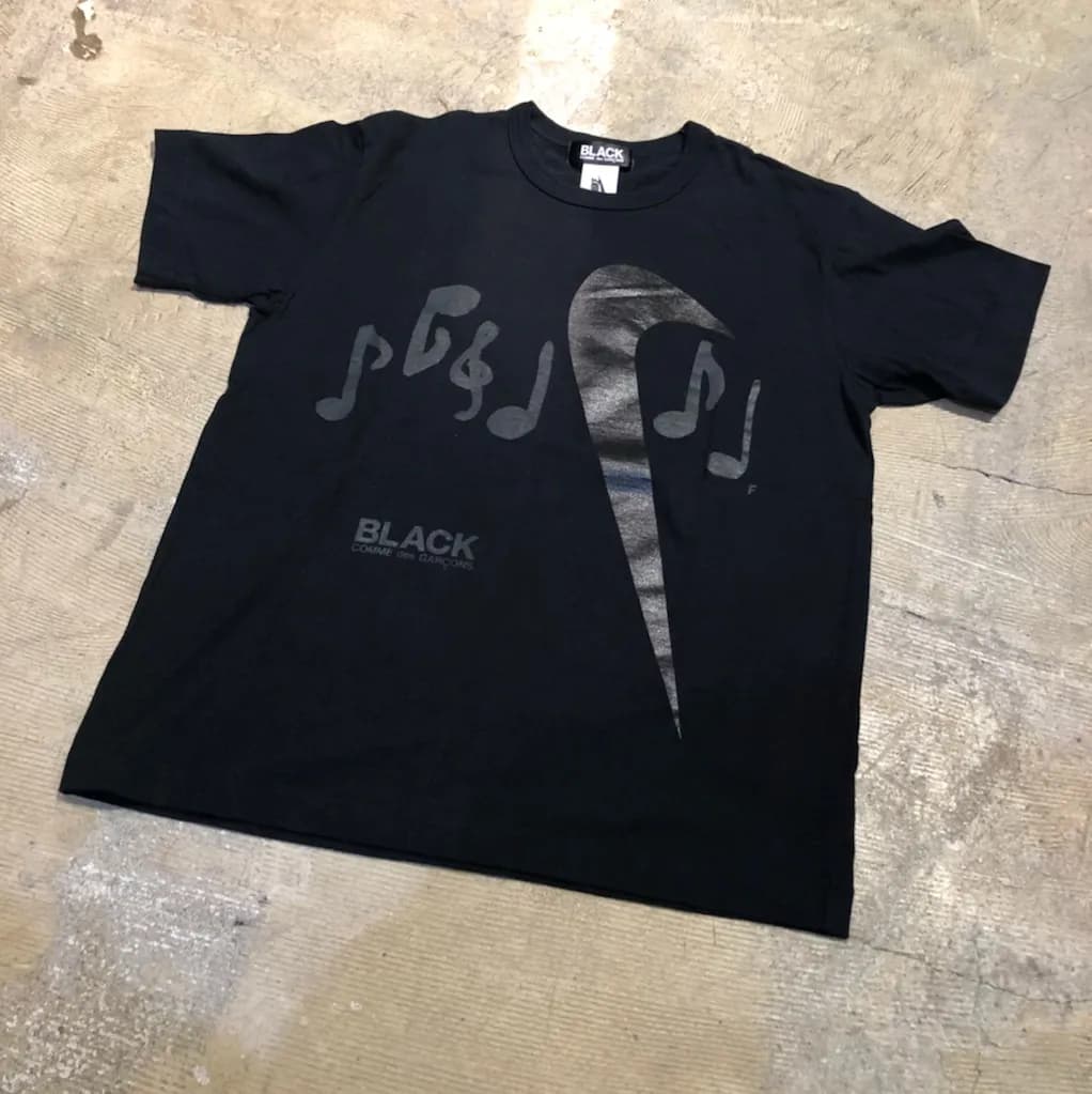 COMME des GARCONS BLACK COMME des GARCONS × NIKE SWOOSH NOTE TEE