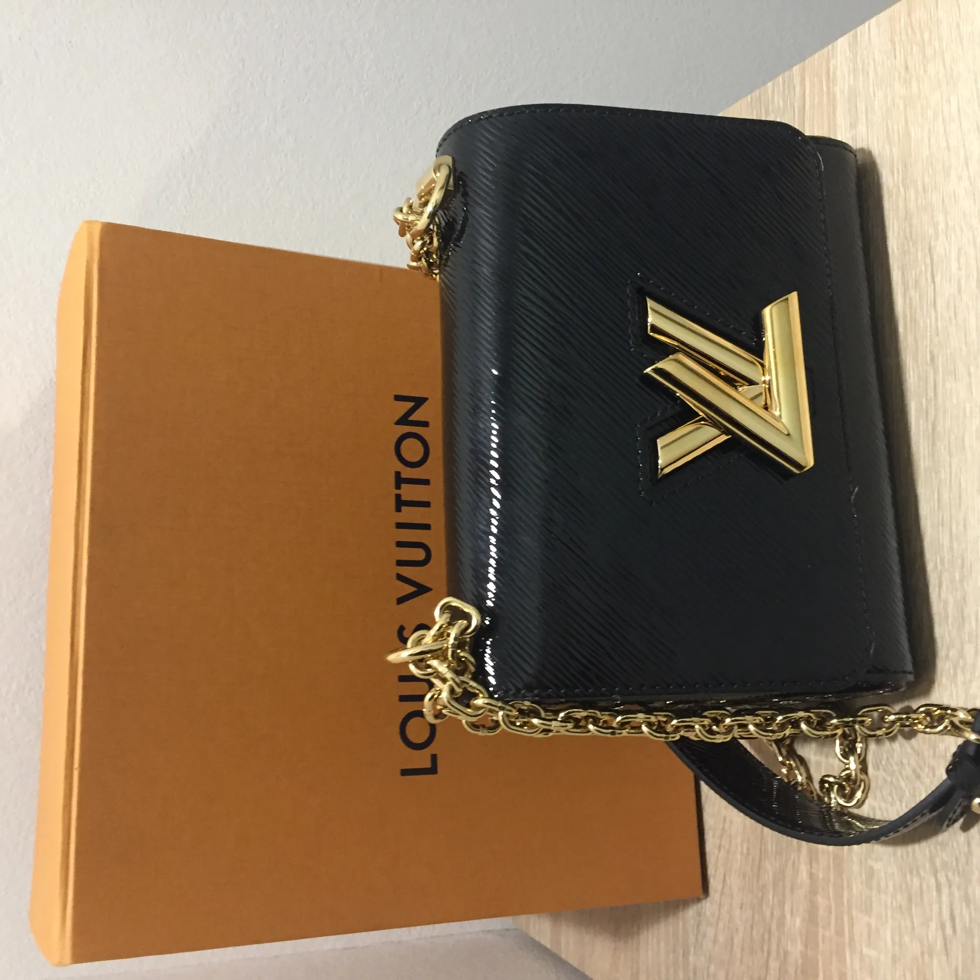 LOUIS VUITTON LOUIS VUITTON ツイストPM エピ チェーンショルダーバッグ