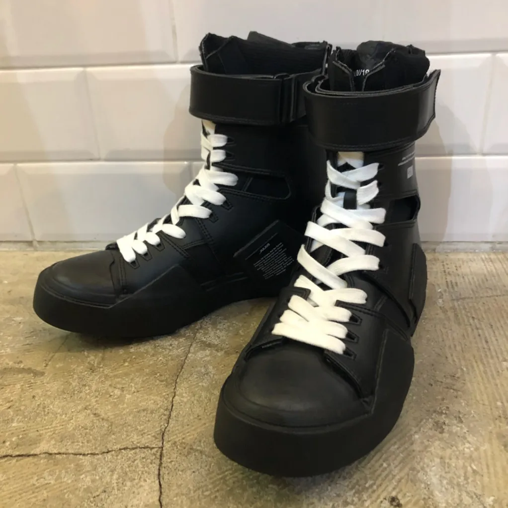 JULIUS JULIUS 18AW STRAPPED EDGE SNEAKER