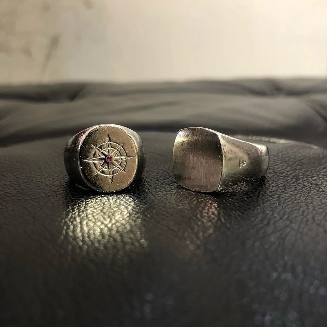 TOM WOOD TOM WOOD Compass Ring Ruby / Cushion Satin Ring