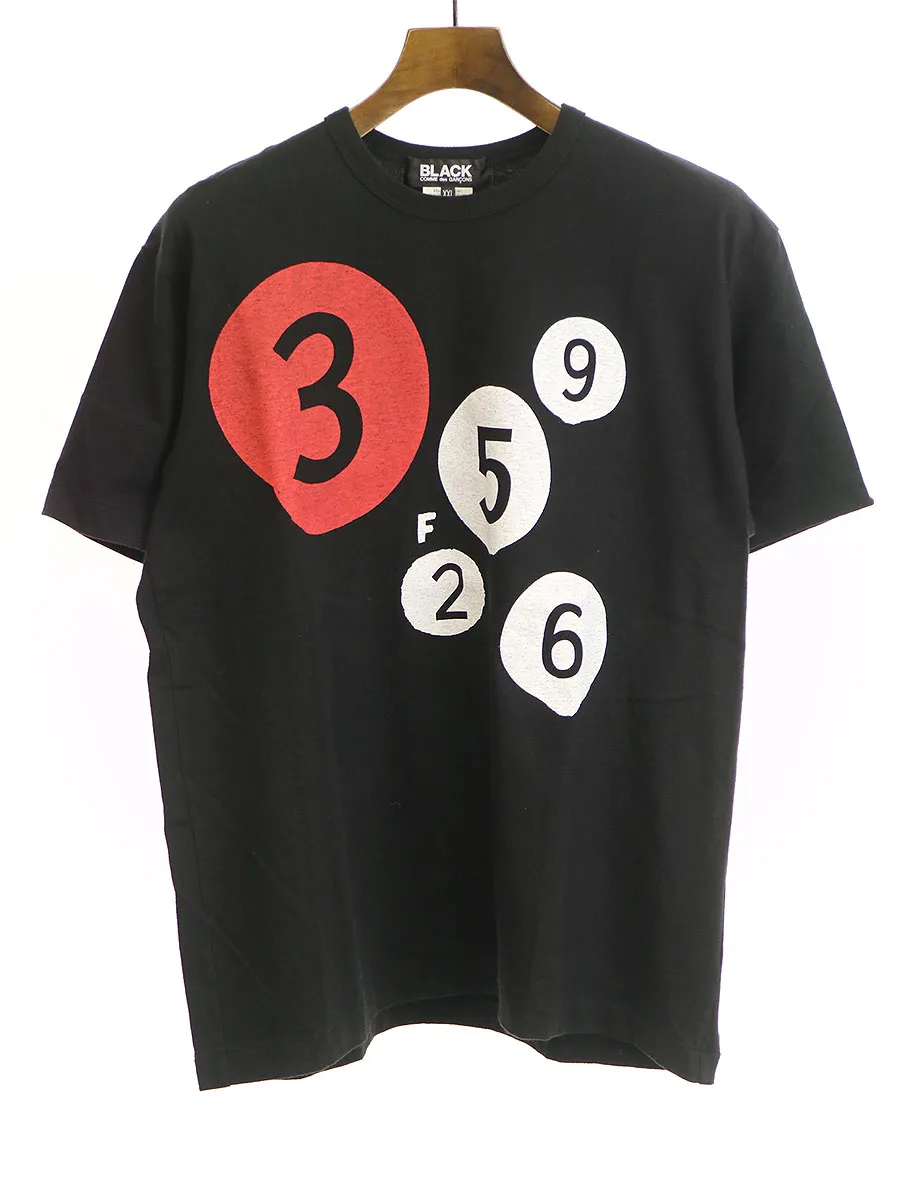 COMME des GARCONS ブラック コムデギャルソン AD2019 FILIP PAGOWSKI ナンバーボールプリントTシャツ