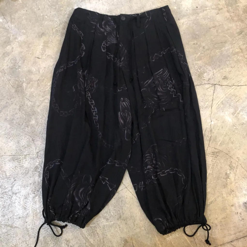 Yohji Yamamoto BLACK Scandal Yohji Yamamoto 19AW 鎖ブルドッグプリントレーヨンバルーンパンツ