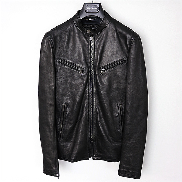 本日DOLCE&GABBANA 11SS ラムレザーシングルレザーライダースをお買い取りさせていただきました！！ 上質なラムレザーを使用したシングルライダースジャケットです。 国内定価は24万円程。 近々楽天、ヤフオクにも出品致しますのでお楽しみに！！