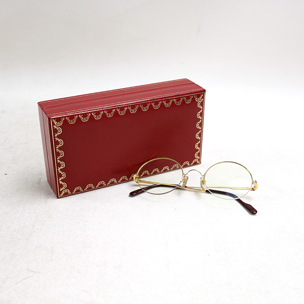 本日Cartier ヴィンテージ ハーフリムレスラウンドフレームアイウェアをお買い取りさせて頂きました。付属品完備の美品です。近日中に楽天の方に出品致しますのでお楽しみに！