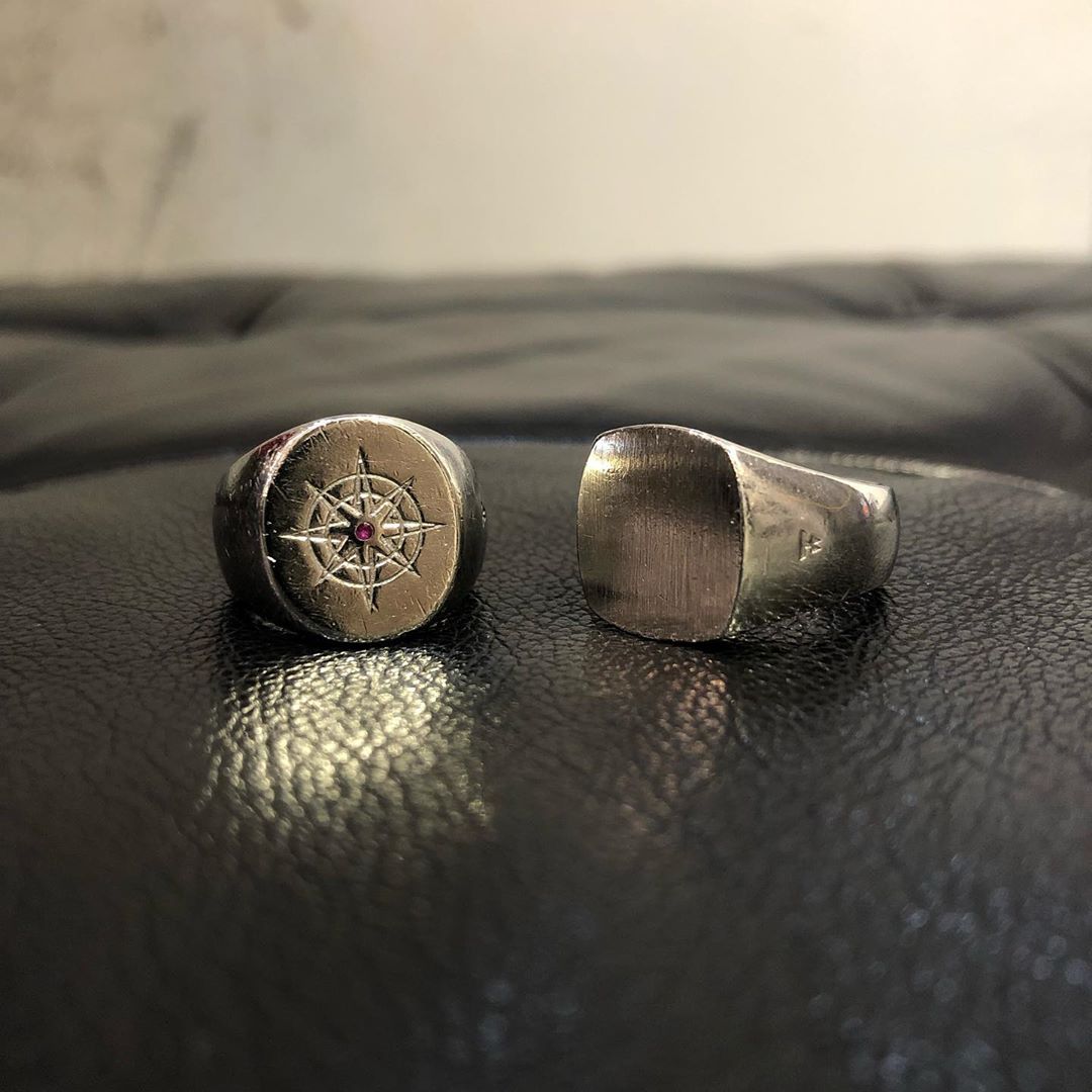 TOM WOOD Compass Ring Ruby / Cushion Satin Ring