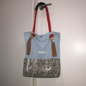 本日BANZAI メッシュ切替パイソン柄タッセルトートバッグをお買取させていただきました！原宿女子の中で人気急上昇中のブランド、BANZAIのトートバッグです。参考定価は¥18,000＋taxになります。1点物になります。近日中に楽天にも出品致しますので、お楽しみに！！！