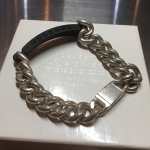 本日Maison Martin Margiela 15SS ラバープレートIDブレスをお買い取りさせて頂きました！ 参考定価は5万円程です。真鍮なのでつけているうちに色が変わり更に味が出るかと思います。近日中に楽天にもアップ致しますので、お楽しみに!!